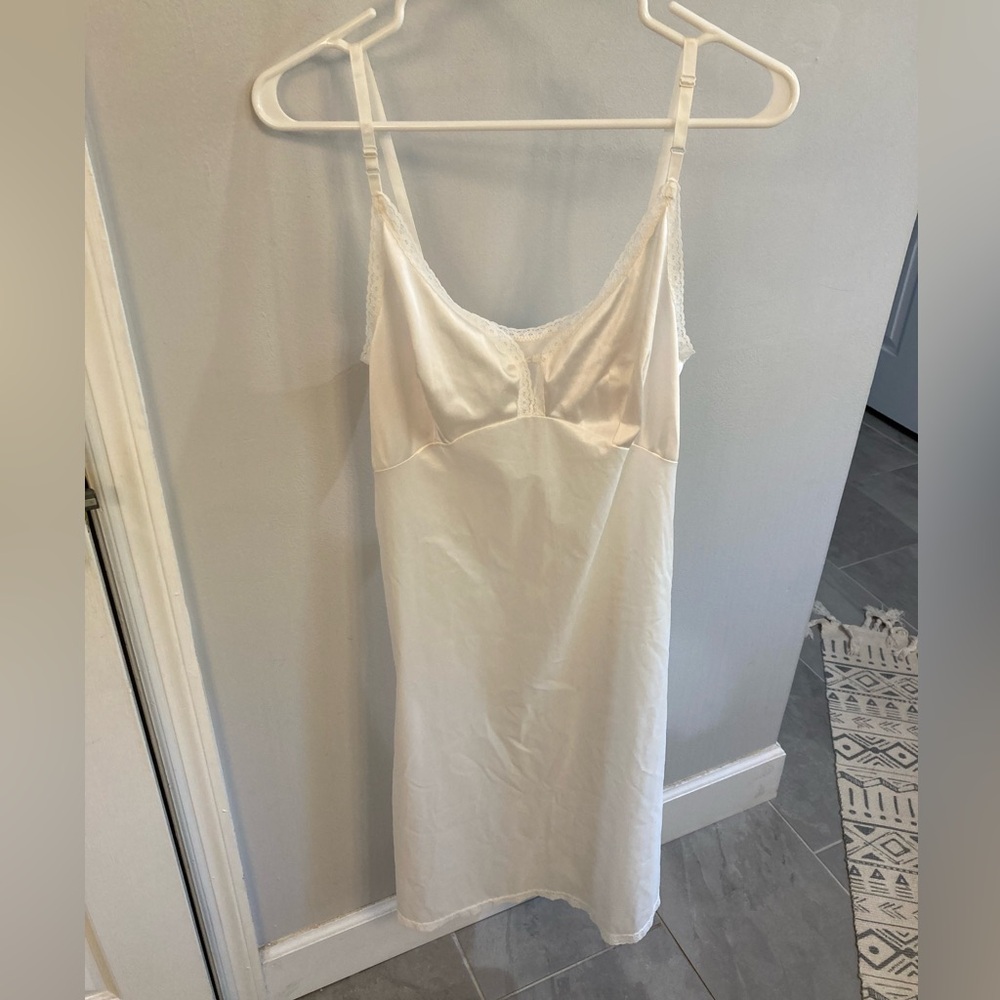 Vintage Vanity Fair White Lace Trim Full Slip Dress Size 36 Nylon Lingerie